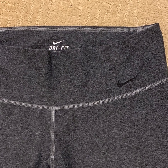 EUC🏃♀️Nike Dry Fit Capri Workout Leggings - Picture 2 of 7